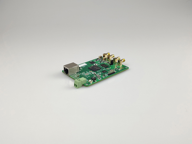 DVS-ETH-100M-2是一款分布式光纖振動監(jiān)測系統(tǒng)專用的網(wǎng)口數(shù)據(jù)采集卡，UDP傳輸協(xié)議，采樣速率100MSps，內(nèi)置光纖傳感解調(diào)算法，小尺寸方便集成，適合用于尋線儀或周界安防系統(tǒng)。