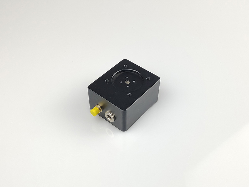 PD610是一種帶放大電路的光電探測器，適用于自由空間光學(xué)系統(tǒng)。該裝置包括光電二極管、跨阻放大器、射頻連接器等，封裝在一個鋁制外殼中。