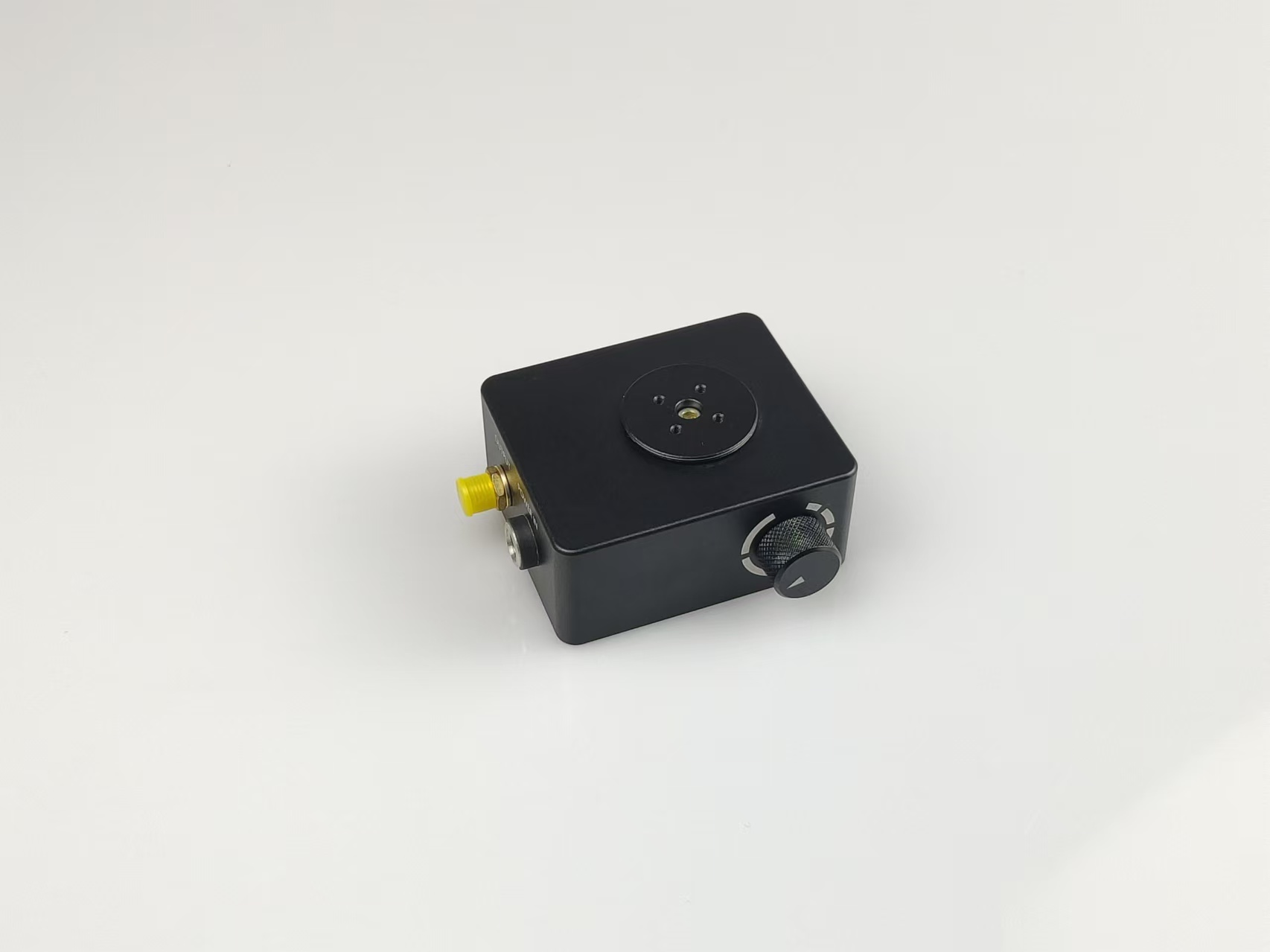 PD510U是一款低噪聲、帶集成放大器的可調(diào)增益硅光電探測器，適用于自由空間光學(xué)系統(tǒng)。該裝置包括光電二極管、跨阻放大器、驅(qū)動級放大器、射頻連接器等。輸出端使用SMA連接器，以減小尺寸并最大限度的提高頻率響應(yīng)，探測器帶寬和增益共有八個檔位。