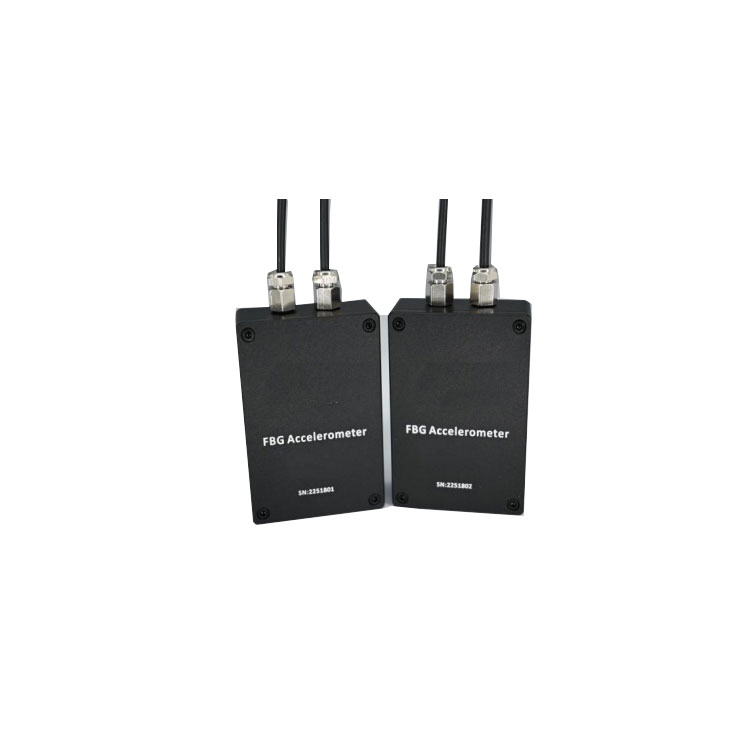 光纖光柵加速度計(jì) FBG-S-A-L-02 將光纖光柵正確封裝后的加速度變化傳遞給光纖光柵，結(jié)合快速光纖光柵解調(diào)技術(shù)，通過測量光纖光柵的波長偏移來計(jì)算加速度。