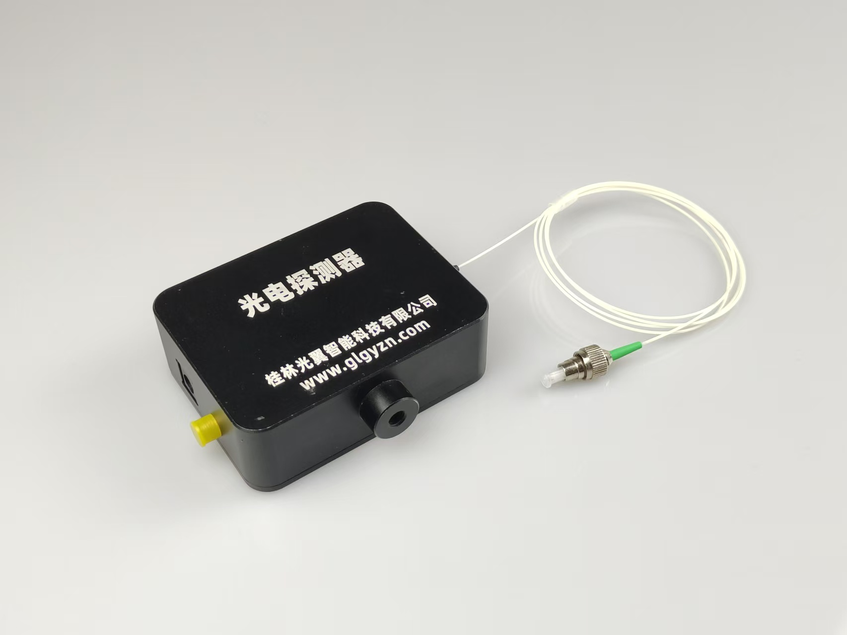 CN-APD20系列提供100%國(guó)產(chǎn)化率的雪崩光電探測(cè)器模塊，適合用于需全國(guó)產(chǎn)化需求的應(yīng)用和產(chǎn)品。外殼結(jié)構(gòu)可針對(duì)應(yīng)用提供定制化。