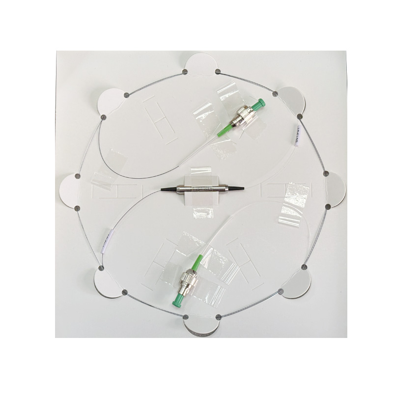 它具有寬工作波長、高隔離度&低插入損耗&低 PDL、高穩(wěn)定性和可靠性等特點，常用于 EDFA&Testing 儀器、發(fā)射機、波分復(fù)用器&DWDM 系統(tǒng)等。