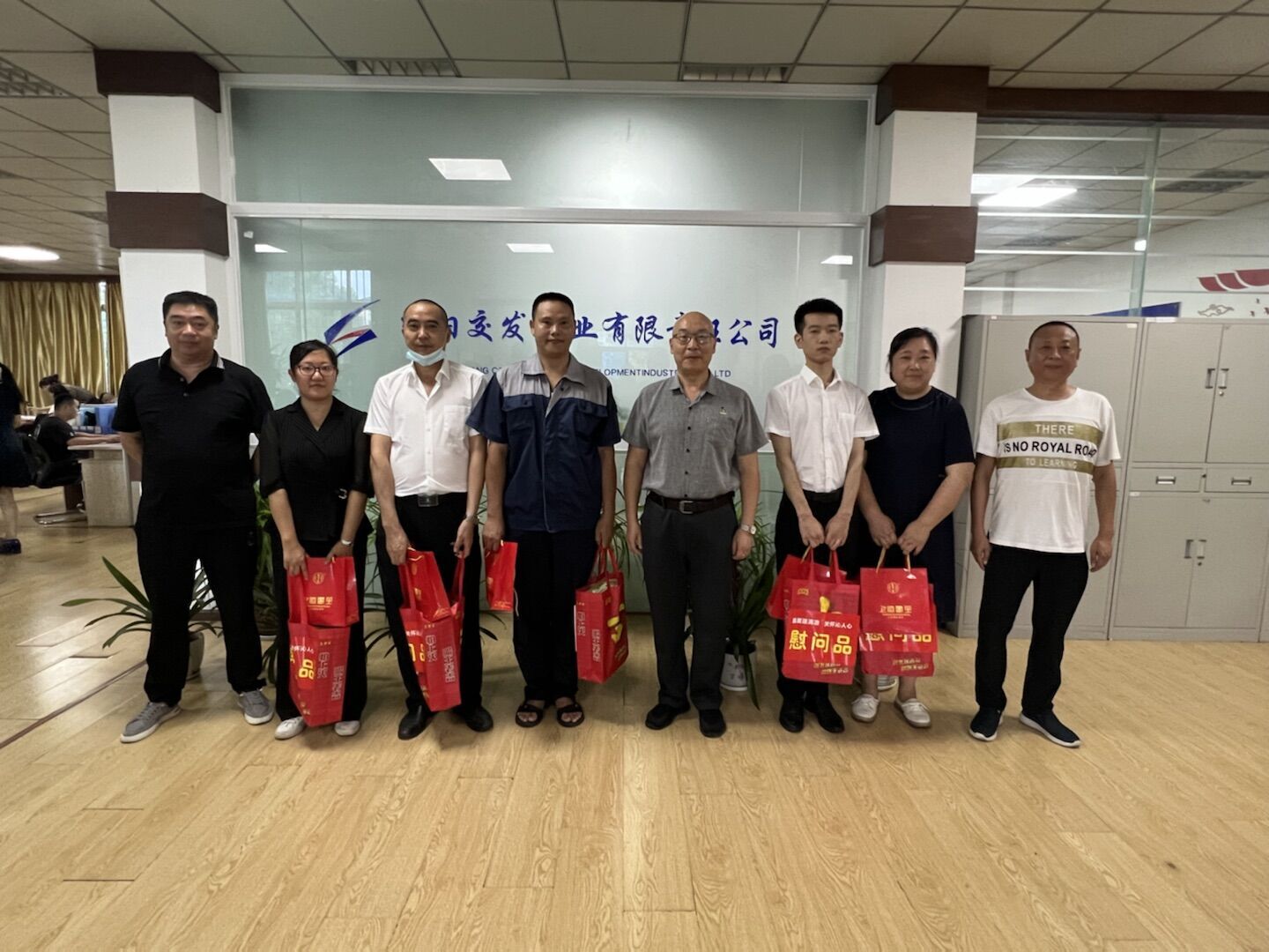 7.交發(fā)實(shí)業(yè)慰問現(xiàn)場.jpg 7.交發(fā)實(shí)業(yè)慰問現(xiàn)場.jpg