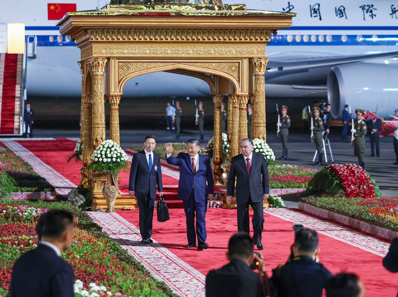 習(xí)近平抵達(dá)杜尚別開始對塔吉克斯坦進(jìn)行國事訪問「相關(guān)圖片」