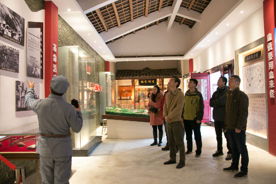 交發(fā)集團機關(guān)黨總支組織開展“五重守初心”主題黨日活動3.jpg 94e2ecdb8bbc0b9d20b19db9cdd6d9fb.jpg